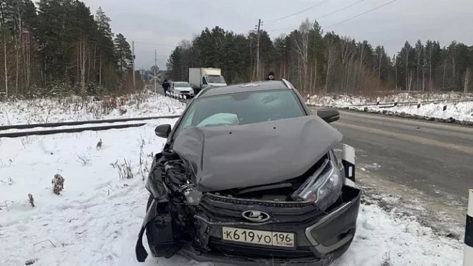 Тепловоз снёс легковушку на ж/д переезде под Екатеринбургом