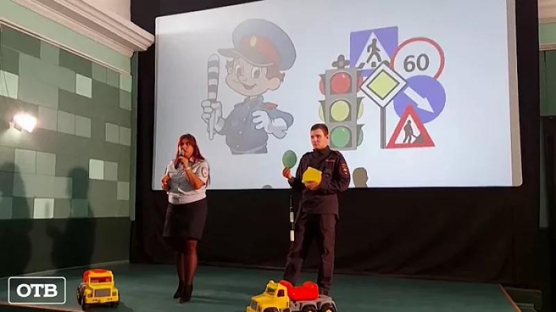 Школьникам из Нижнего Тагила о Правилах дорожного движения напомнили в кинотеатре