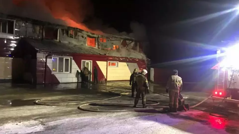 В селе Малая Лая потушили крупный пожар в кафе-гостинице