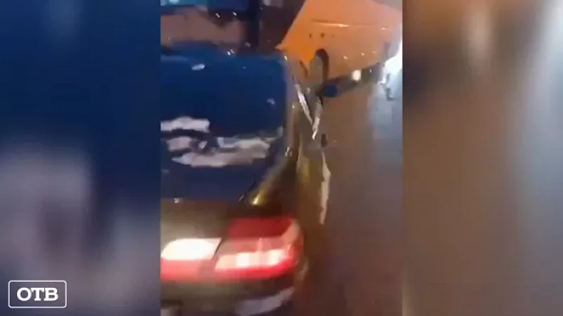 На Блюхеровском мосту столкнулись три автомобиля и автобус