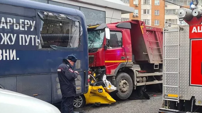 Грузовик раздавил такси в центре Москвы: 27-летний водитель скрылся