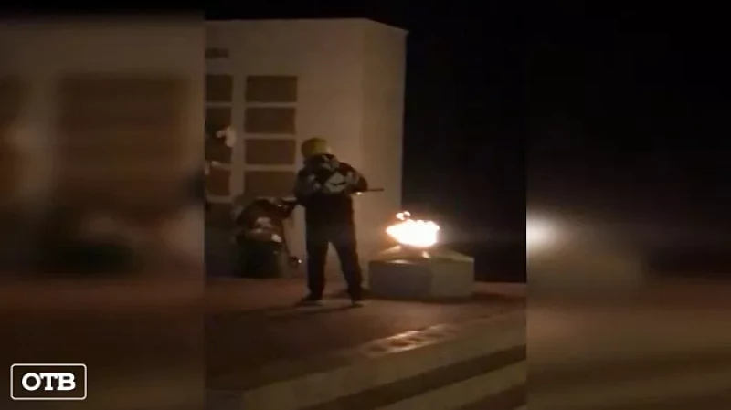В Каменске-Уральском школьники пытались поджечь самокаты на Вечном огне
