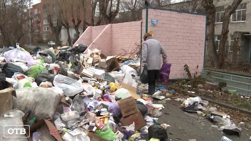 Жители Химмаша пожаловались на горы мусора возле детского сада