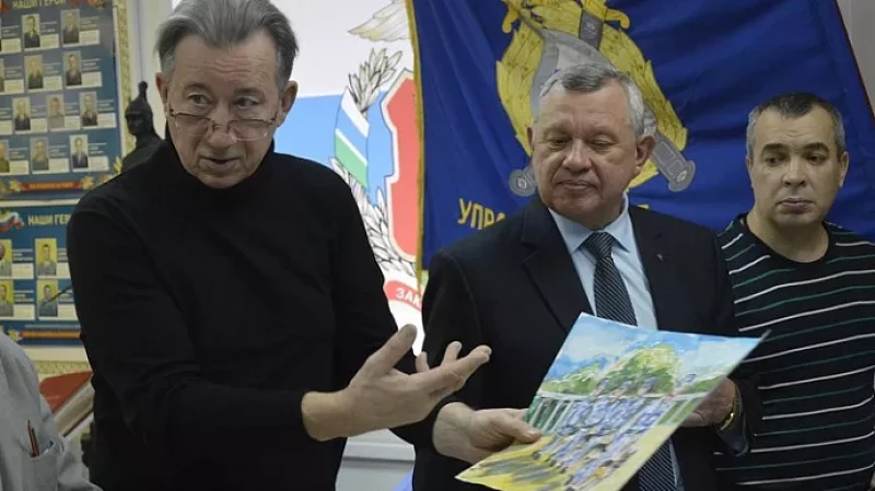 Дети свердловских полицейских написали портреты пап и мам на службе