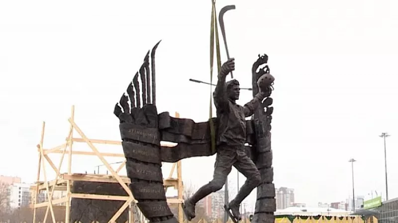 Легенде советского хоккея Николаю Дуракову установили памятник в Екатеринбурге