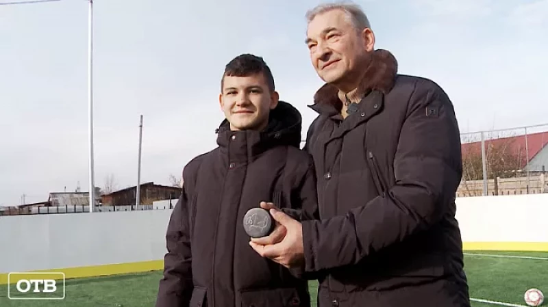 В поселке Мартюш легендарный хоккеист Владислав Третьяк открыл многофункциональный корт для детей