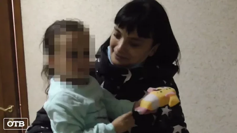 Судебные приставы передали женщине трёхлетнюю дочь, которую 2 года прятал бывший супруг