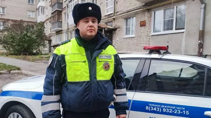 Сотрудник ГИБДД спас семью с двумя детьми из горящего дома в Каменске-Уральском