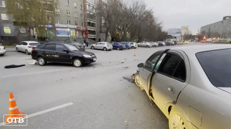 В Екатеринбурге водитель LADA умер за рулём и врезался в иномарку