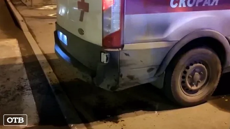 В Екатеринбурге «Матиз» врезался в автомобиль скорой помощи