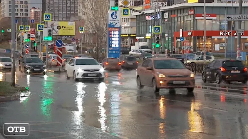 Из-за лопнувшей трубы по улице Московской потекли полноводные реки