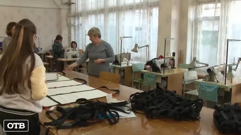 Студенты Каменска-Уральского техникума шьют многофункциональные носилки для военных