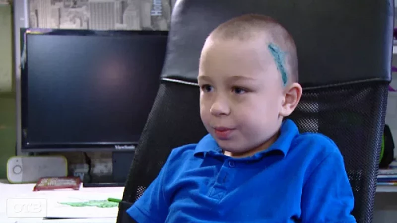 Восьмилетний мальчик из Асбета, разбивший голову в школе, проходит реабилитацию