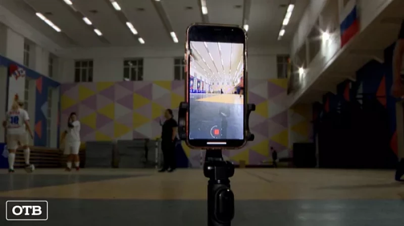 Светские львицы и бизнес-леди сменили каблуки на бутсы для популяризации женского мини-футбола