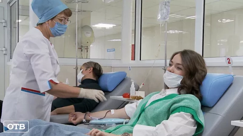 В Екатеринбурге депутаты с добровольцами сдали почти 13,5 литров крови