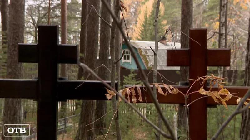 Жители Верх-Исетского района переживают из-за могил за окном