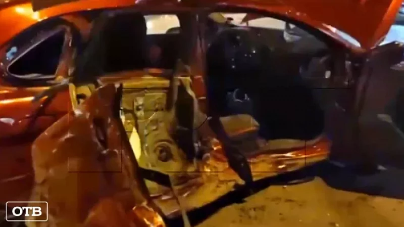 В Екатеринбурге Gelandewagen протаранил легковушку и вылетел на остановку с людьми