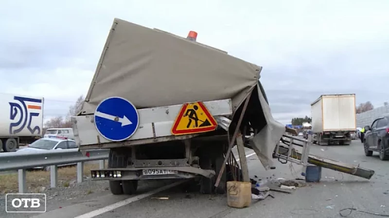 На ЕКАД легковушке срезало крышу: водитель погиб на месте