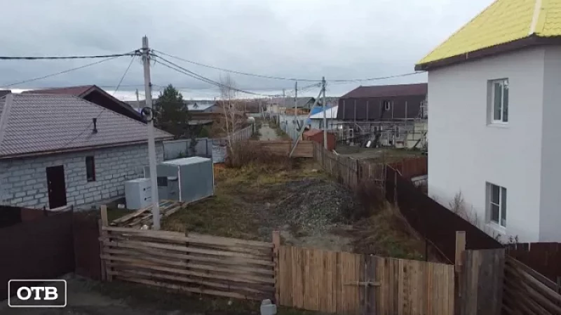 Жизнь в тупике: екатеринбуржцам перекрыли выезд из дома