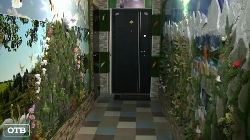 Многонациональная семья из Арамиля создаёт в подъезде патриотический уголок