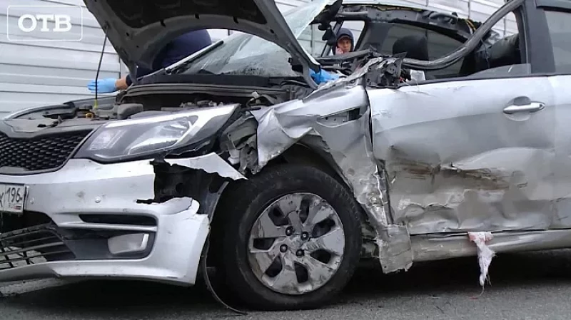 Водителю снесло полголовы: в Екатеринбурге случилась жуткая авария