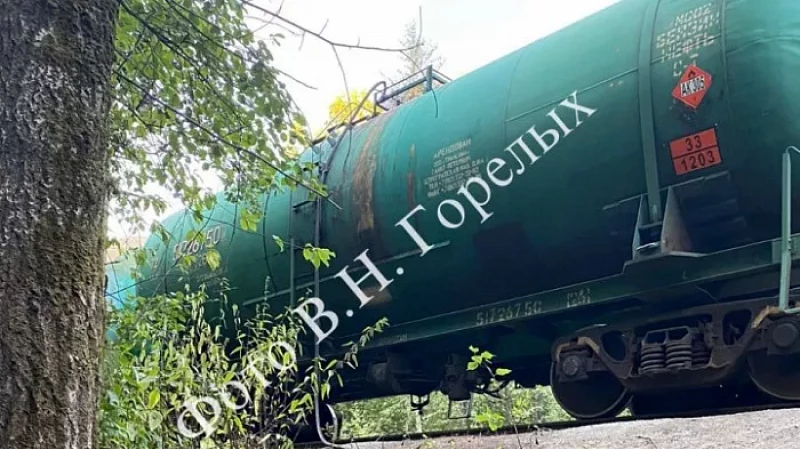 Солярку воровали тоннами: полицейские задержали похитителей топлива с ж/д цистерн на окраине Екатеринбурга