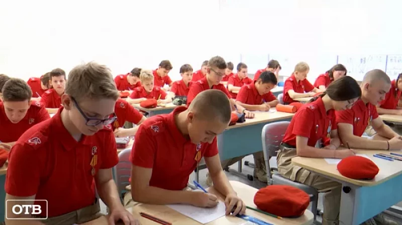 Школьники из Екатеринбурга написали письма поддержки для военных