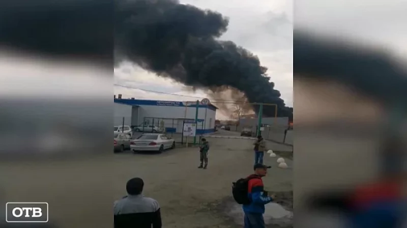 Столбы дыма: на Эльмаше тушат крупный пожар в промзоне