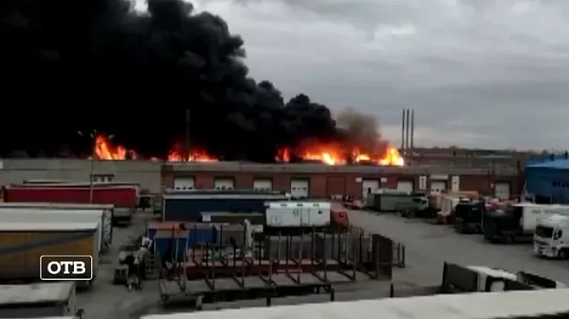 Пожар в промзоне: в Екатеринбурге горит ангар с пластиковой продукцией