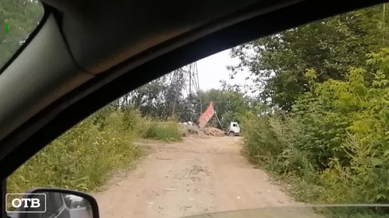 В Екатеринбурге садоводы жалуются на нелегальную свалку, а квартальные не могут её обнаружить.