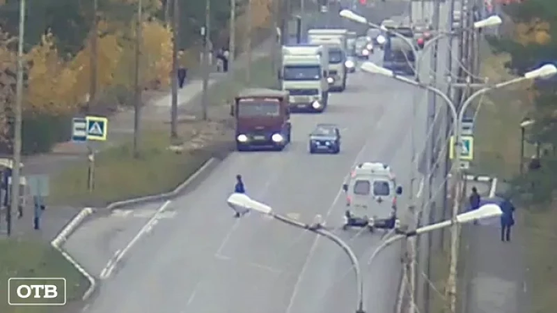 В Каменске-Уральском по вине крошечной «Оки», на перекрёстке образовалась песочница