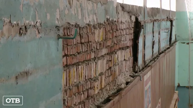 Жители Большого Истока жалуются на аварийное состояние единственного спорткомплекса