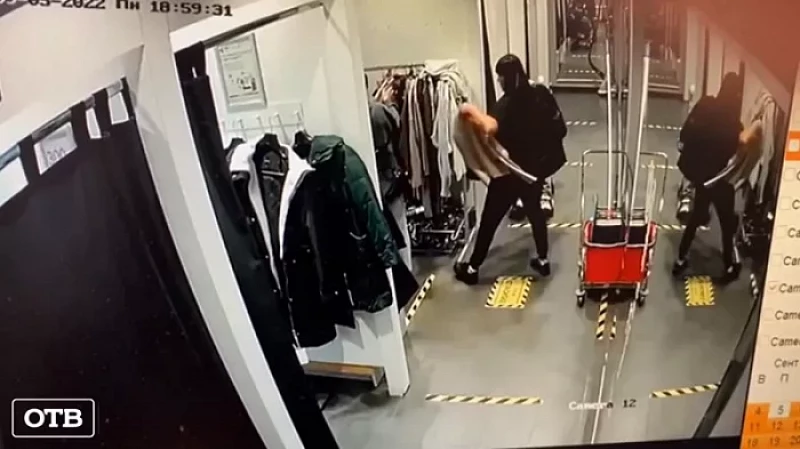 Мамочки с детскими колясками обокрали бутик в Екатеринбурге на 19 тыс. рублей