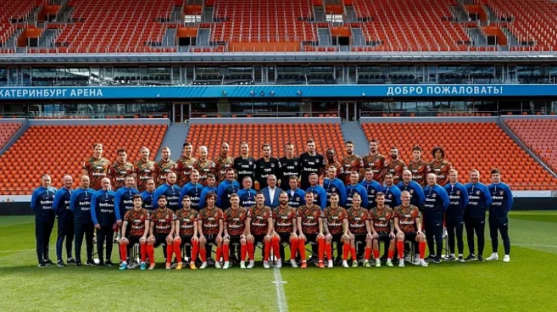 ФК «Урал» провёл историческую фотосессию на «Екатеринбург Арене»
