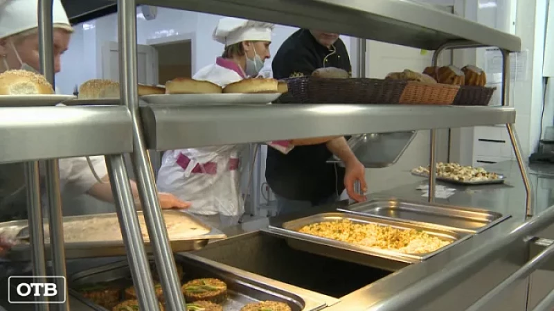 Систему шведского стола запустили для старшеклассников в одной из школ Екатеринбурга