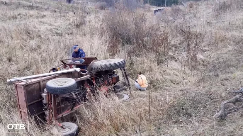 В Сосновом Бору трактор вылетел с дороги и оказался в поле