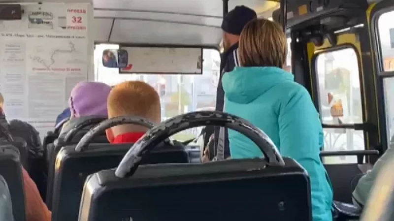Достал пистолет и скандалил: нетрезвый житель Екатеринбурга устроил дебош в автобусе