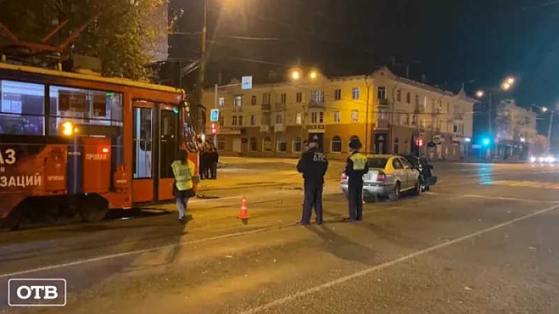 Тагильчанин без прав влетел в стоящую на светофоре легковушку