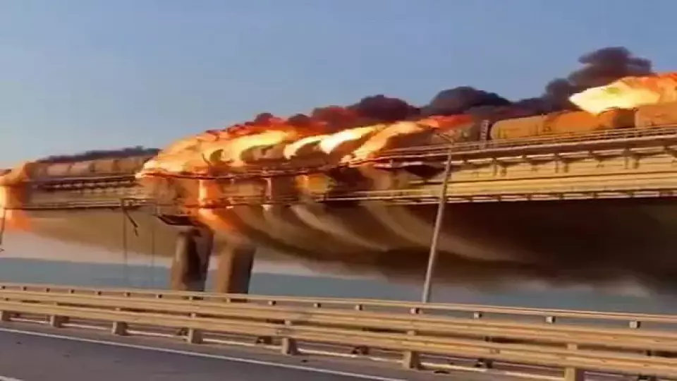 На Крымском мосту произошел подрыв грузового автомобиля