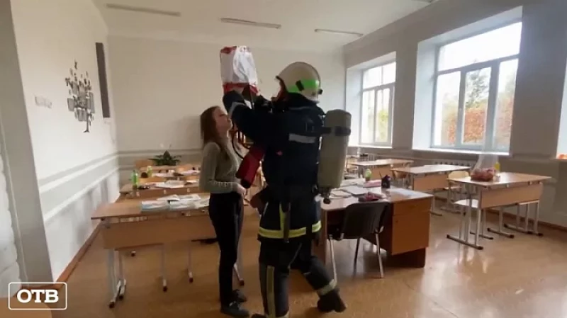 Учебная эвакуация в Ревдинском педагогическом колледже закончилась предложением руки и сердца