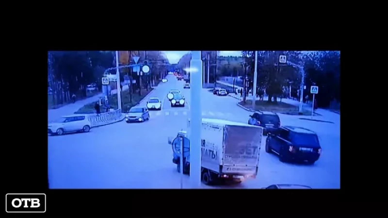 Столкновение легковушки и внедорожника в Екатеринбурге попало на видео