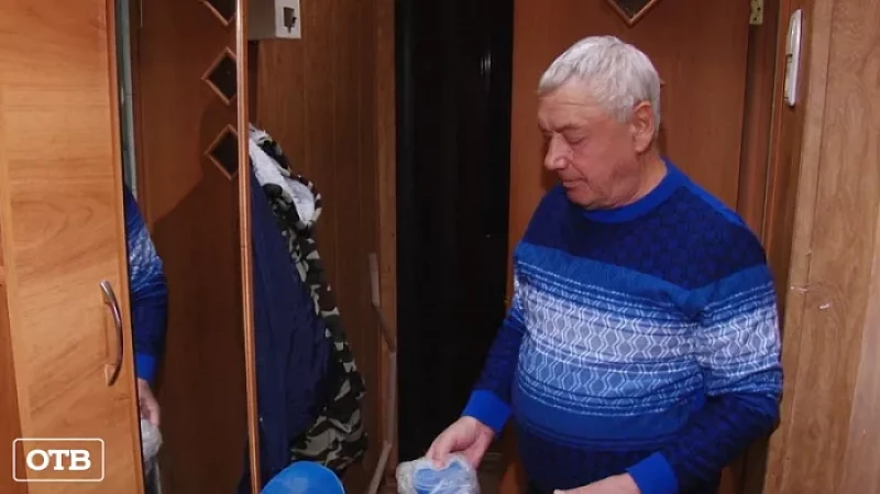 В Полевском пенсионер черпает канализационные массы из-под пола