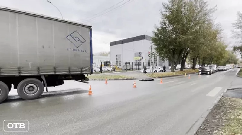 Пенсионерка погибла под колёсами грузовика в Екатеринбурге