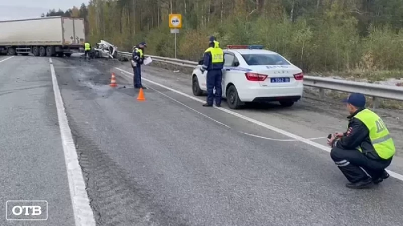 На ЕКАД легковушка залетела под фуру: один человек погиб