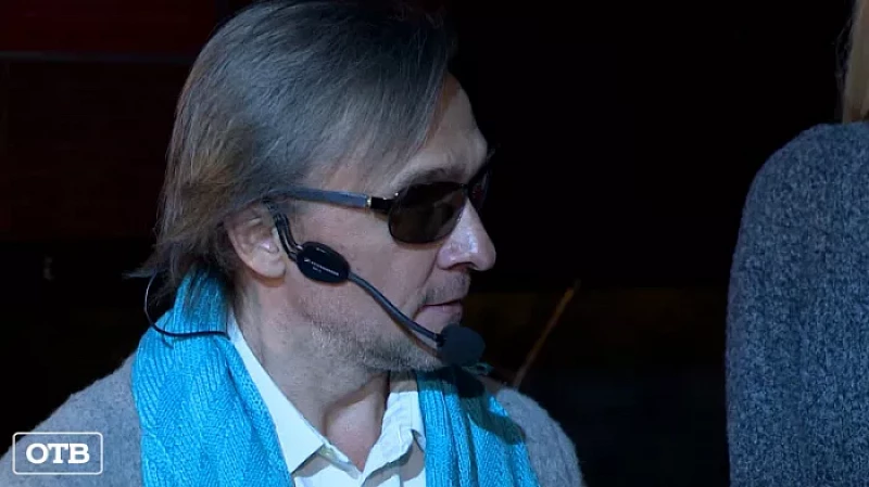 Он не видит зрителей, но это не мешает выходить на сцену