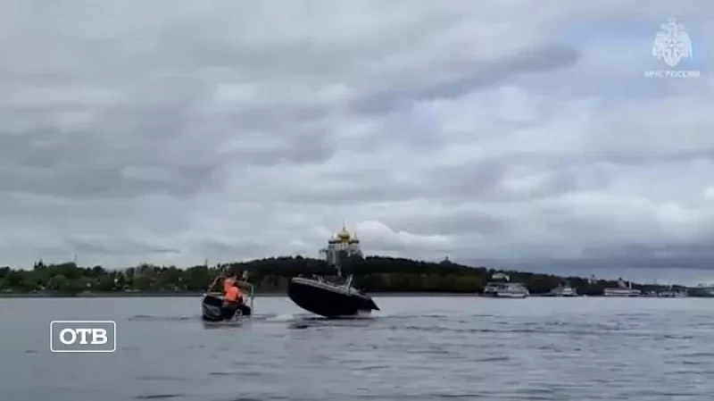 За бортом: спасатели с помощью лассо поймали «сбежавшую» моторную лодку