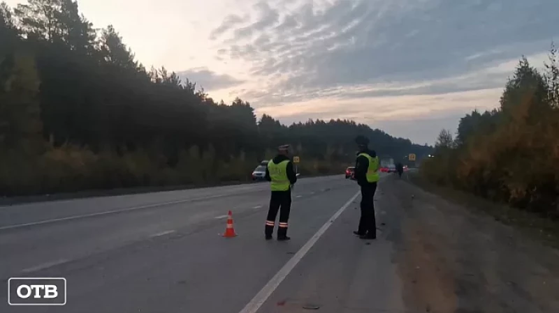 На ЕКАД грузовик вылетел на встречку и врезался в пассажирский автобус