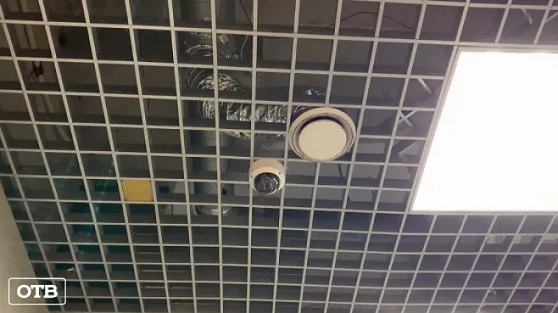 Посетители мужского туалета в екатеринбургском ТЦ возмущены камерами над писсуарами