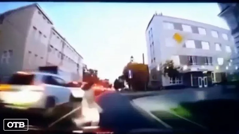 Иномарка сбила 11-летнюю девочку, внезапно выбежавшую на дорогу