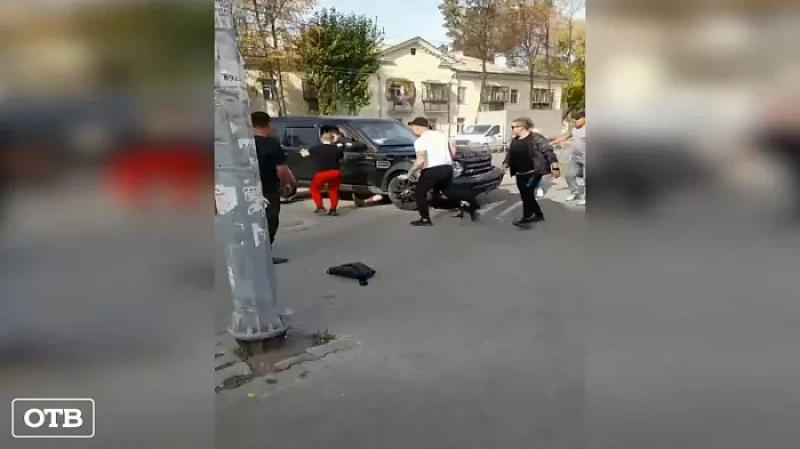 Водитель иномарки не справился с управлением, въехал в кроссовер и зацепил пешеходов